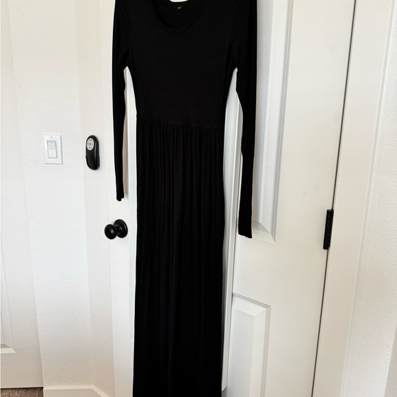 Elegant Black Maxi Dress - Picture 2 of 4